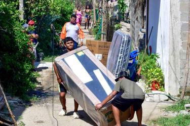 Entrega por parte del gobierno federal de enseres domésticos