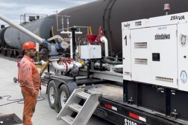 Trabajador de la industria energética junto a equipamiento de importación/exportación de hidrocarburos en México.