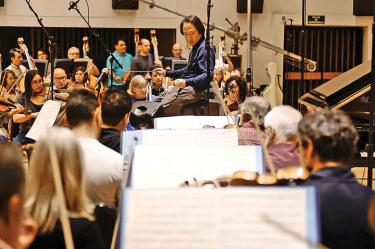 ARDUA LABOR. Los músicos de la Orquesta Filarmónica de la Ciudad de México grabaron en los Estudios Churubusco. Su productor, Michael Fine, entregará al director Scott Yoo el primer avance de la grabación en enero. Fotos: Cortesía Secretaría de Cultura de la CDMX