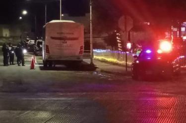 Autobús de pasajeros y una patrulla estacionados en calles de Nuevo León