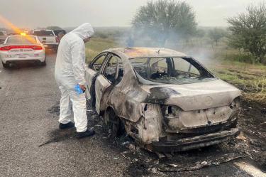 Vehículo incendiado en la carretera Victoria - Matamoros, de Tamaulipas