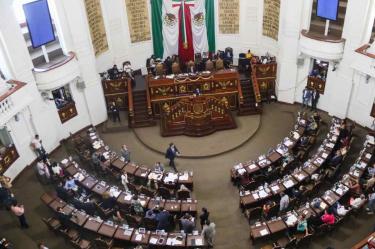 La sesión se suspendió por más de media hora, hasta que se verificó que el recinto no había sufrido daños.