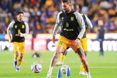 André-Pierre Gignac, delantero de tigres, entrenando.