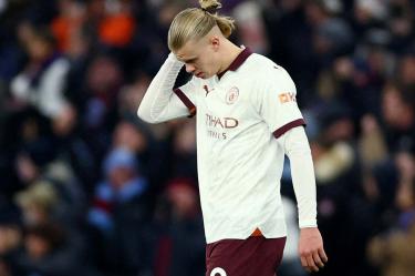 Erling Haaland con la mano en la cabeza.
