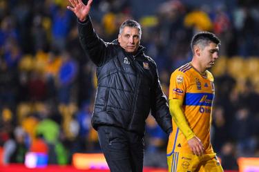 Robert Dante Siboldi saludando a la afición.