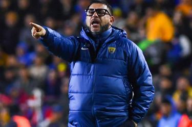 Antonio Mohamed dando indicaciones.