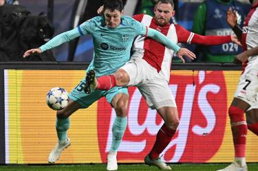 Christensen perdiendo el balón con Janssen.