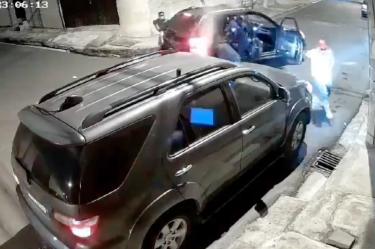 Cámaras de seguridad capturan un enfrentamiento nocturno en Guayaquil, donde un conductor estacionado dispara contra asaltantes armados, defendiéndose de un intento de robo. La escena muestra un Chevrolet negro y la rápida reacción del ciudadano ante el peligro inminente.