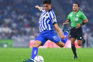 Alfonso González a punto de patear el balón.