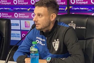 Martín Anselmi en conferencia de prensa.
