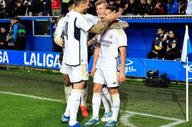 Jugadores del Real Madrid abrazando a Lucas Vázquez.