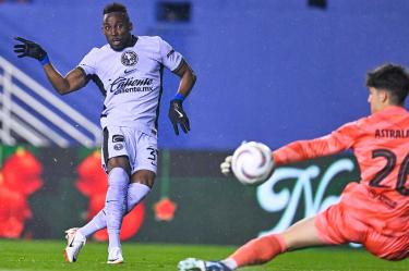 Julián Quiñones definiendo el segundo gol.