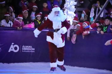 Santa Claus en la pista de hielo de alcaldía Alvaro Obregón