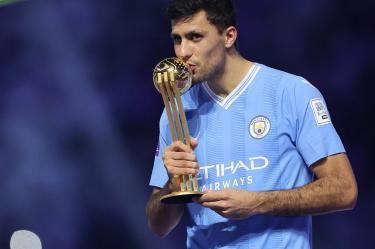 Rodri besa trofeo como mejor futbolista del Mundial de Clubes 2023.