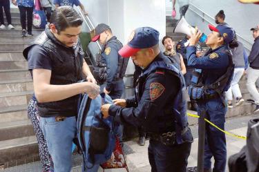 Policías capitalinos verifican que usuarios del Metro no transporten pirotecnia en estaciones como Zócalo o Bellas Artes.