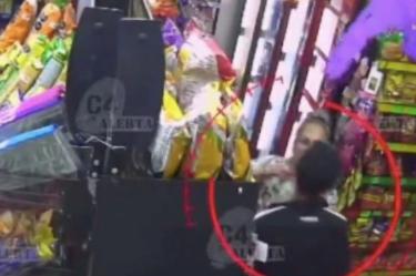 Mujer cachetea a ratero en tienda.