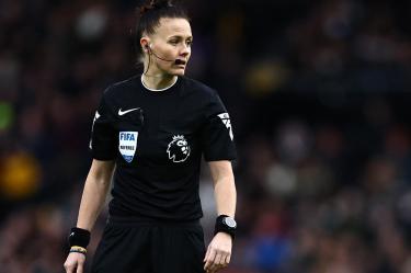 Rebecca Welch durante partido de Premier League entre Fulham y Burnley.