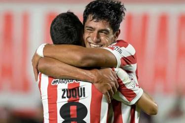 Santiago Núñez abrazando a un compañero.