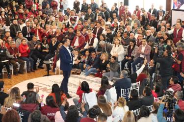 El candidato en un gran foro 