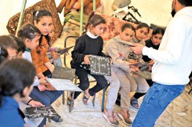 Pese a la guerra entre Hamás e Israel, el profesor de inglés Tariq al-Annabi continúa dando clases a niños en Rafá, Franja de Gaza. Foto: DPA