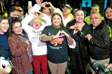 La precandidata Clara Brugada fue a una fiesta sonidera. Foto: Especial