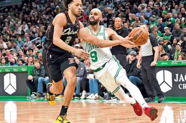 Jugadores de Pistones y Celtics disputando el balón.