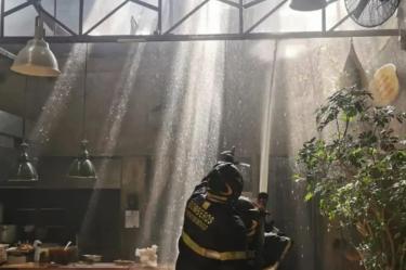 Se incendia marisquería en la alcaldía Cuauhtémoc.