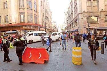 En los accesos a la Plaza de la Constitución hay vallas que solo permiten el paso peatonal. Fotos: Karina Tejada