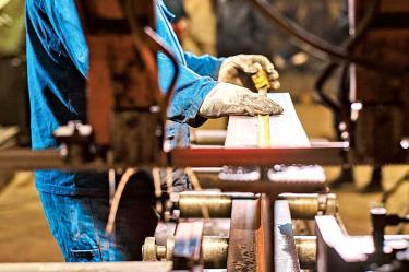 Obrero trabajando en la industria metalúrgica.