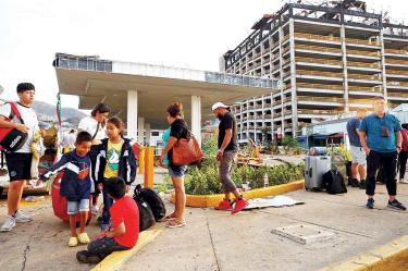 Damnificados por el huracán Otis en las calles de Acapulco