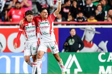 Jugadores de Necaxa celebran gol ante Atlas sobre la hora.