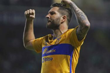 Gignac celebrando sus 200 goles con Tigres.