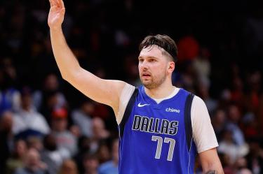 Luka Doncic celebra en partido de Mavericks.