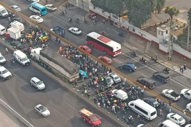 Un tráiler sin frenos impactó a varios automóviles, por lo menos tres autos y un tráiler se encuentran involucrados en el percance vial.