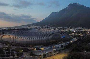 Panorámica del Estadio BBVA con el Cerro de la Silla de fondo.