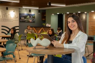 Mujer estudiante en una cafetería 