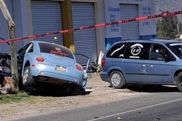 Imagen del vehículo tras chocar contras dos motos