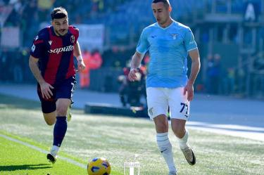 Jugador de Lazio conduciendo el balón sobre la banda.