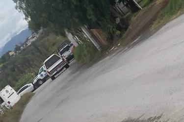 Vehículos y patrullas estacionadas sobre una carretera de Hidalgo