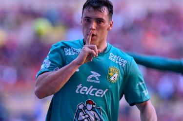 Federico Viñas celebra gol con León ante Atlas.