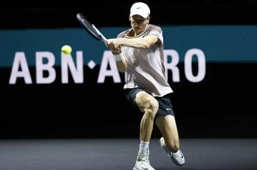 Jannik Sinner sosteniendo la raqueta con ambas manos.