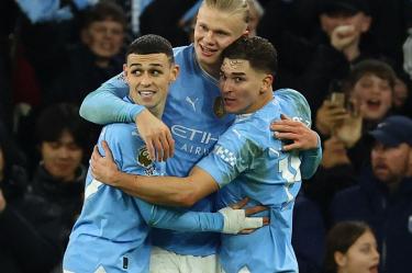 Haaland y jugadores del Manchester City celebran gol ante Brentford.