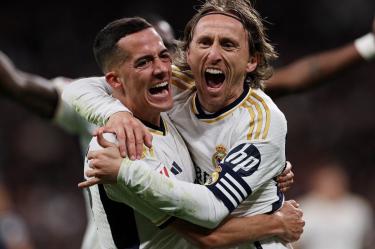 Luka Modric y Lucas Vázquez celebran gol del Real Madrid.