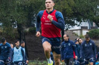 Brandon Vázquez entrenando con Rayados.