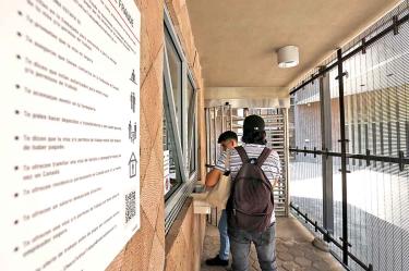 Durante este jueves, decenas de personas acudieron a la embajada de Canadá en la Ciudad de México para buscar asesoría sobre la cancelación de sus ETA.