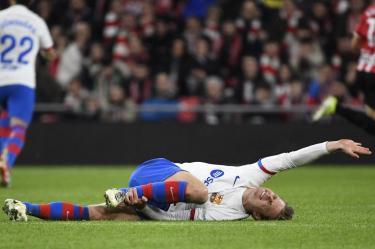 Frenkie de Jong sale lesionado a dos semanas de enfrentarse al Napoli en Champions League.