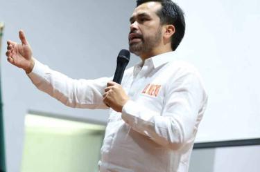 Máynez dialoga con estudiantes sobre inseguridad en el país