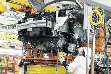 Trabajadores armando un auto.
