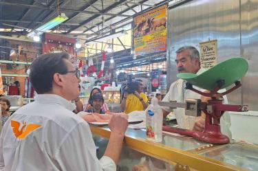 El candidato puntualizó que buscará que en los centros de abasto haya Internet gratuito y que los locatarios tengan formas de pago con tarjetas bancarias.