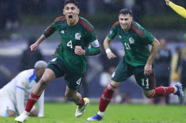 Edson Álvarez y Santi Giménez corriendo a celebrar.
